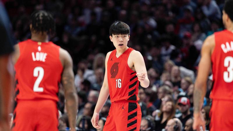 曼联发布年终大合影，眼尖球迷发现谢什科像是被P上去的（曼联晒年终合照，细心球迷称谢什科疑似后期拼接）