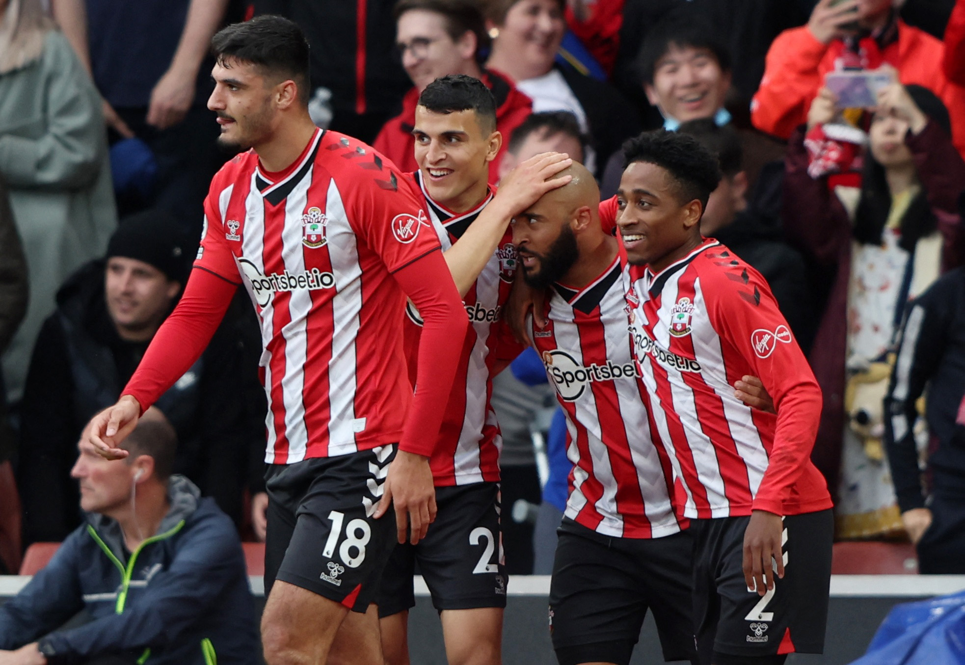 埃梅里告别阿尔巴：当初你被不情愿地改造成边后卫，要给你个拥抱（埃梅里送别阿尔巴：当年被迫改打边后卫，如今以拥抱致意）