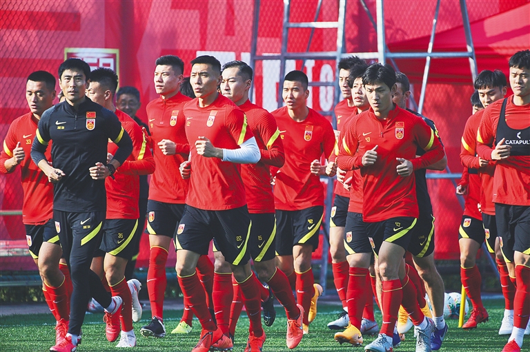 成绩斐然，加斯佩里尼被罗马球迷描绘成魔法师形象画在墙上（战绩惊艳，罗马球迷将加斯佩里尼以魔法师形象涂鸦上墙）