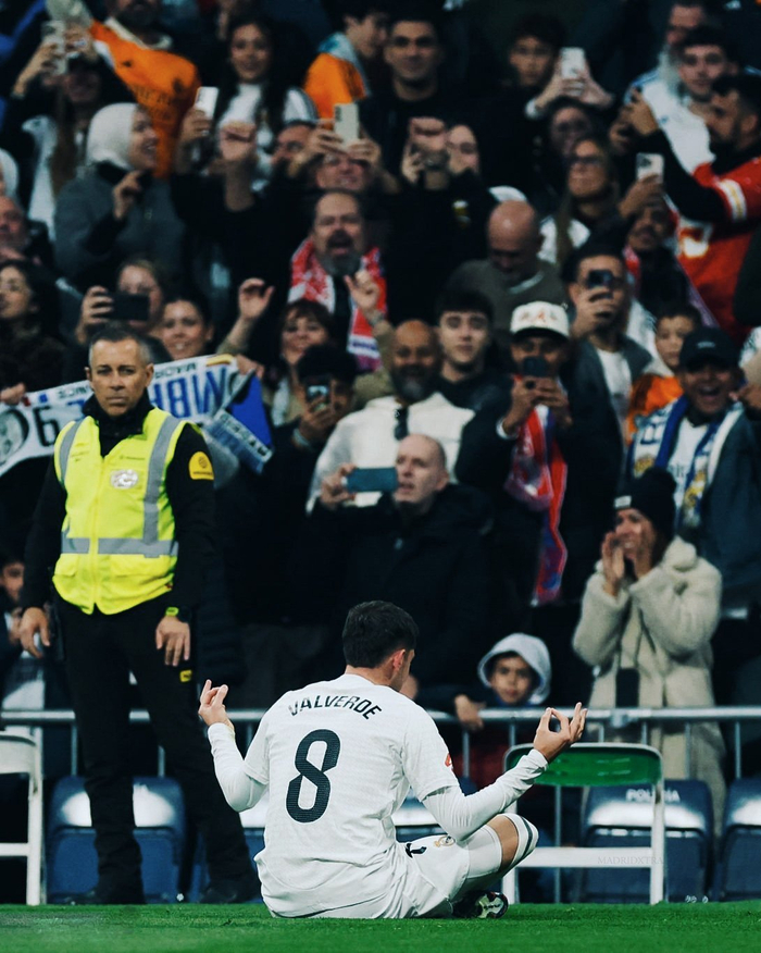 2-1逆转！超级后卫踢疯了，梅开二度导演逆袭，巴萨狂揽4连胜（巴萨2-1翻盘！铁卫双响主导逆袭，豪取四连胜）