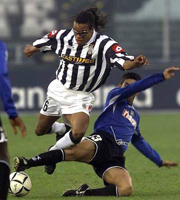 AC米兰1-0登顶意甲！38岁名将却抢走风头，带队12场不败紧追榜首（AC米兰1-0小胜登上榜首，38岁老将抢镜，率队豪取12场不败）