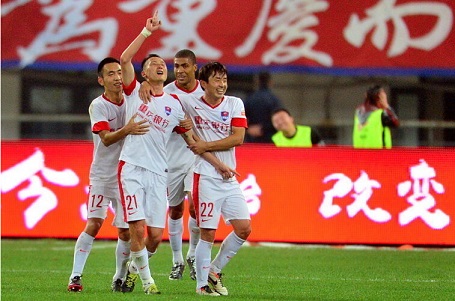 华莱士本场送出4抢断，赛季56次升至联盟最多（华莱士此役贡献4次抢断，赛季累计56次升至联盟第一）