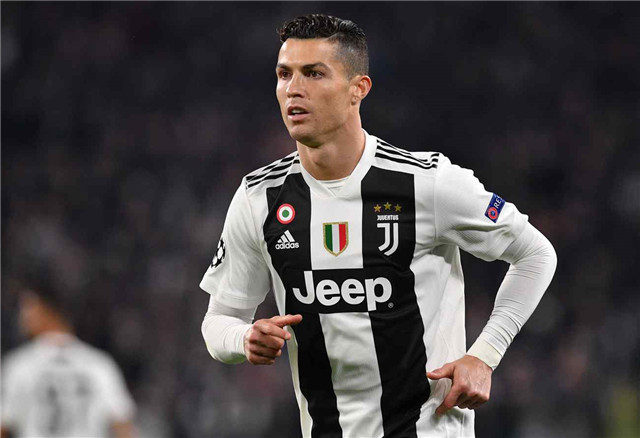 梅西太内向了，主持人说第一句就想拿着奖杯走，不到三年拿四冠（梅西被调侃太内向：刚开口就想捧杯走人，三年未满豪取四冠）