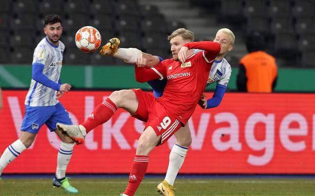 TA：阿隆索知道皇马出了什么问题，但他无力改变现状（TA：阿隆索清楚皇马症结所在，却难以扭转眼前局面）