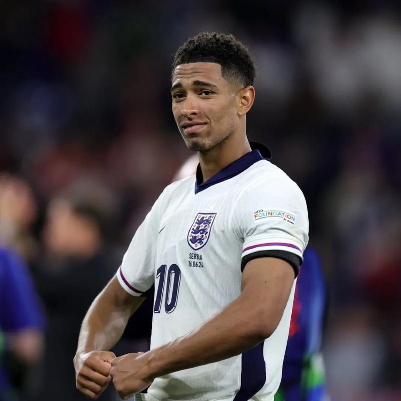 回顾曼联vs樱桃争议判罚：塞梅尼奥“锁喉”仅染黄，疑似多次手球（曼联对樱桃判罚惹争议：塞梅尼奥“锁喉”仅黄牌，多次疑似手球成焦点）