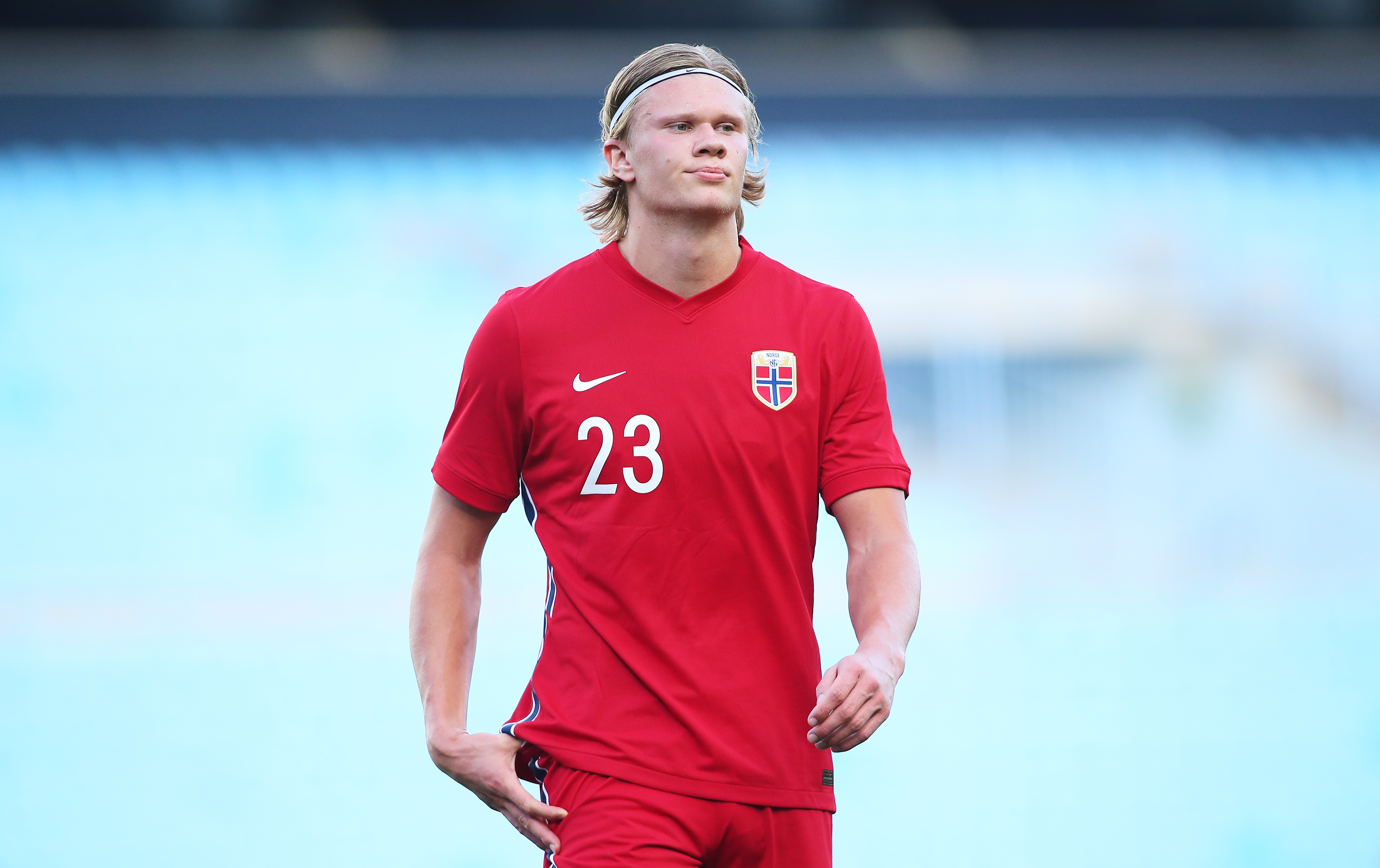 给你修修胡子，瓦科分享自己用剪刀剪克雷桑胡子的照片（瓦科晒照：亲自拿剪刀为克雷桑修胡子）