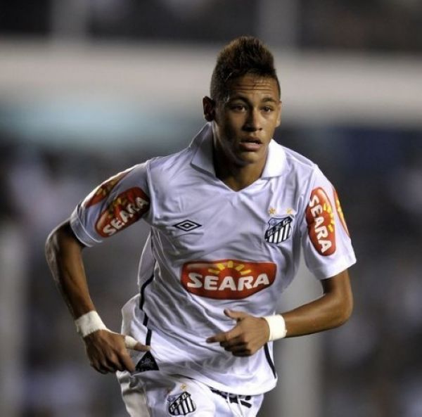 维埃里：现在拿皮奥和其他人比较毫无意义，应该让他安心踢球（维埃里：别再拿皮奥与他人对比，让他专注踢球）