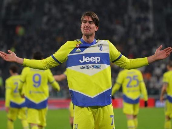 满血回归，此前经历眼部手术的奥利塞在进球后捂住一只眼庆祝（眼部手术后强势归来，奥利塞破门后捂单眼庆祝）