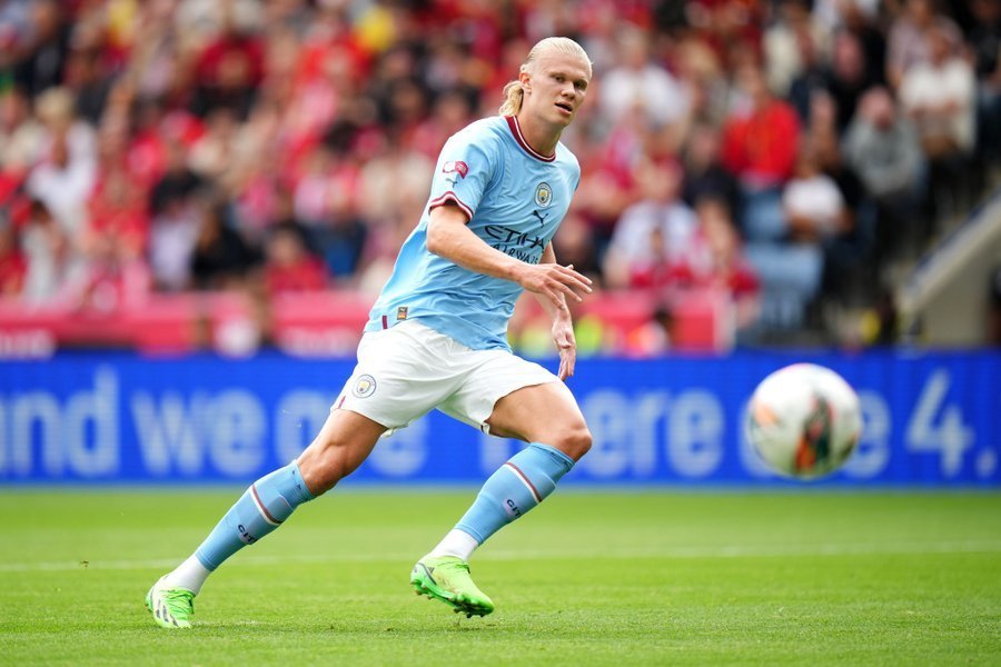 翻修球场，“连滚带爬”为的是“从从容容”（球场翻修：此刻忙乱，只为日后从容）